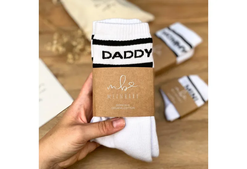 MeinBaby123® Tennissocken Geschenkset Schwangerschaft, Geschenk zur Geburt & Baby Shower (Set, 3er Socken Set inkl. Baumwollsäckchen und Karte) Geschenk frischgebackene Eltern, Familiensocken Mama Papa Baby, Schwarz, – Produktbild 4 von 5