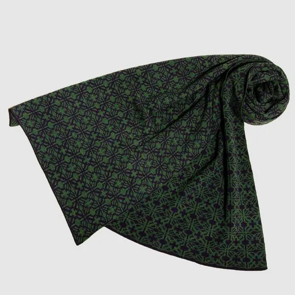 LANARTO slow fashion LANARTO slow fashion Schal Muster 'Irland' zweifarbig gestrickt aus mulesingfreier Merinowolle, Grün (schilf), – Produktbild 2 von 3