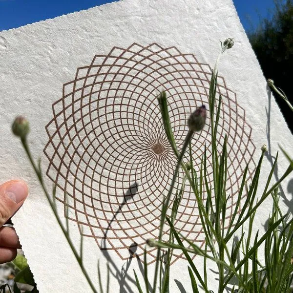 Veskor Cassiopeia Veskor Cassiopeia LOTUS DES LEBENS Heilige Geometrie Linoldruck | 27,5 x 27,5 cm | Kupfer auf Naturweiß – Produktbild 4 von 4