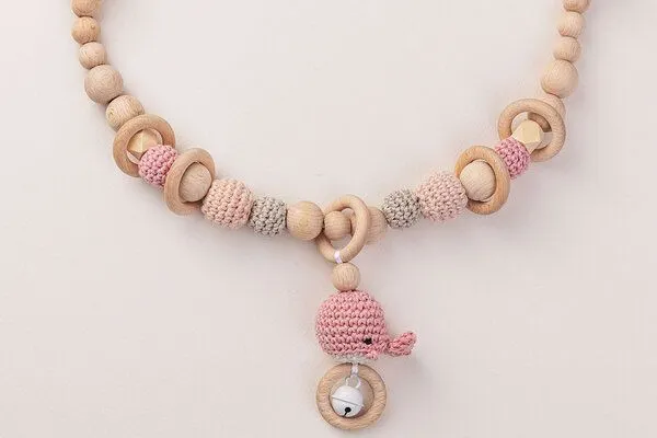 NoniKids Berlin NoniKids Berlin Kinderwagenkette Holz *Amigurumi Wal Rassel* 3 Farben | Bio Baumwolle, Rosa, – Produktbild 2 von 3