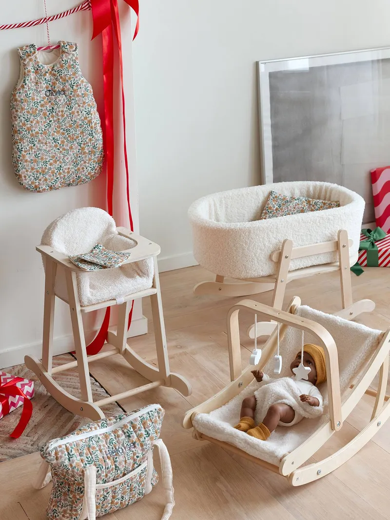 Vertbaudet Puppen-Wippe MINI COCOON aus Holz FSC®, Braun/wollweiß teddyfleece, – Produktbild 2 von 4