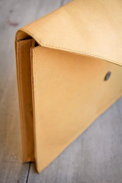 BY COPALA BY COPALA Laptoptasche 13–14 Zoll aus waschbarem Kraftpapier – MacBook Hülle, handgemacht mit Magnetverschluss, Vegan Leder – Produktbild 2 von 4