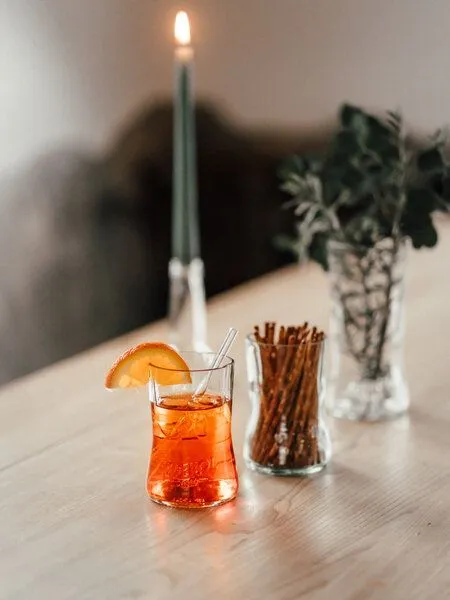 MaBe MaBe Aperol Glas - Upcycling aus der leergetrunkenen 0,7l Flasche - witzig & cool mit Storytelling - 1 Stk im schönen Geschenkkarton – Produktbild 4 von 4