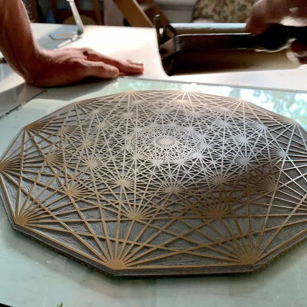 Veskor Cassiopeia Veskor Cassiopeia DEMIHEPTERAKT Heilige Geometrie Linoldruck | 40 × 40 cm | Gold auf Schwarz – Produktbild 2 von 4