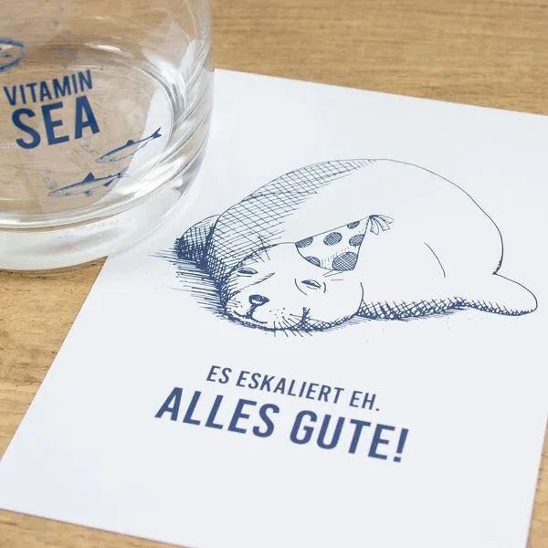Bow & Hummingbird Bow & Hummingbird Maritime Postkarte "Es eskaliert eh - Seehund" aus Recyclingpapier – Produktbild 3 von 3