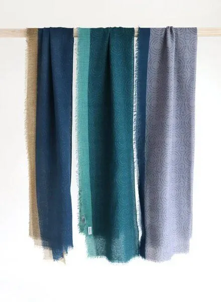 Djian Djian Schal aus Merino-Wolle – CIRCLES – mulesingfrei, Grau, – Produktbild 2 von 4