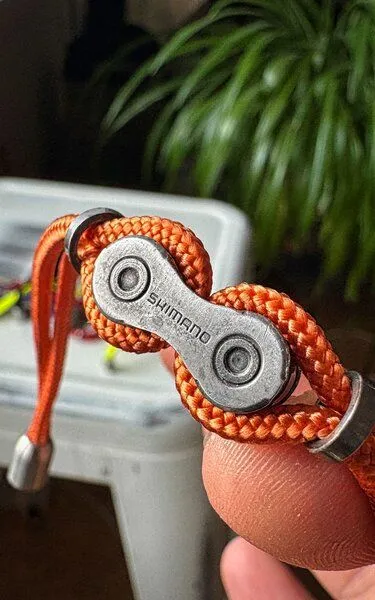 ARTHURKOPF ARTHURKOPF Armband aus Fahrradkettenglied und Paracord, Orange, – Produktbild 1 von 5