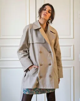 Aatise Kurzer Trenchcoat Zorane aus upgecycelter Baumwolle Farbe beige Aatise – Produktbild 1 von 1