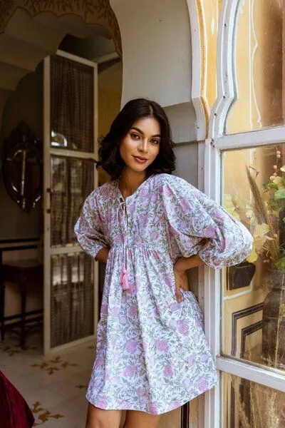 Haus of Namaste Haus of Namaste Ballonkleid kurz aus Bio-Baumwolle „Pink Pomegranate Dream Kurzkleid“ , handbedruckt mit veganen Farben – Produktbild 2 von 4