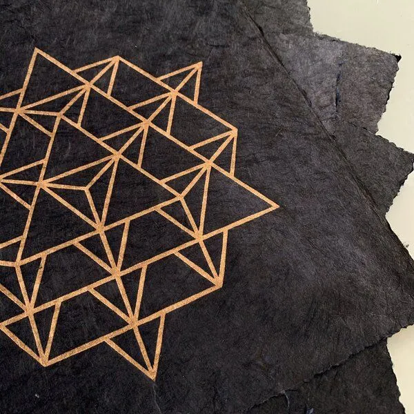 Veskor Cassiopeia Veskor Cassiopeia TETRAEDER 64 Heilige Geometrie Linoldruck | 22 × 22 cm | Kupfer auf Schwarz – Produktbild 4 von 4