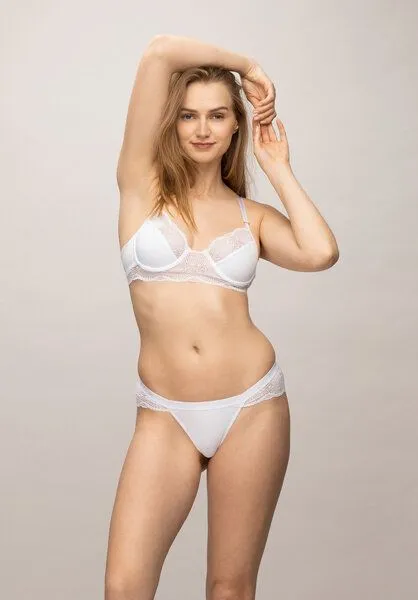 Lovjoi Lovjoi Tanga LUMINOUS MOSS mit filigraner Spitze, White (weiß), – Produktbild 1 von 4