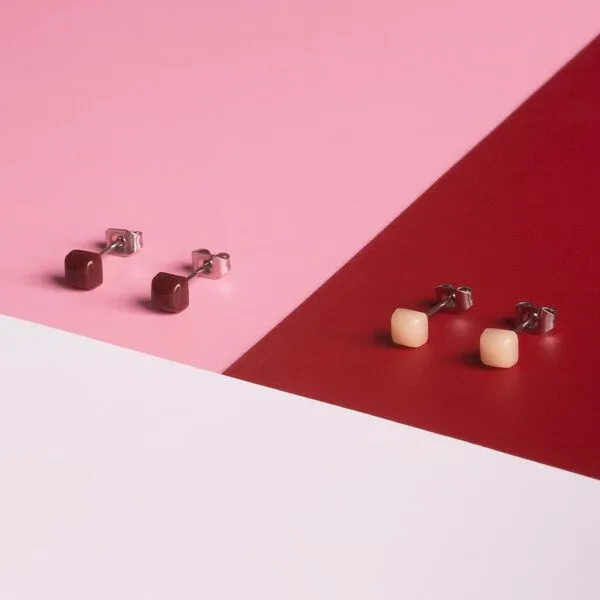 ALEXASCHA ALEXASCHA Winzige Ohrstecker aus recyceltem Glas 4mm, Kirschrot, – Produktbild 4 von 4