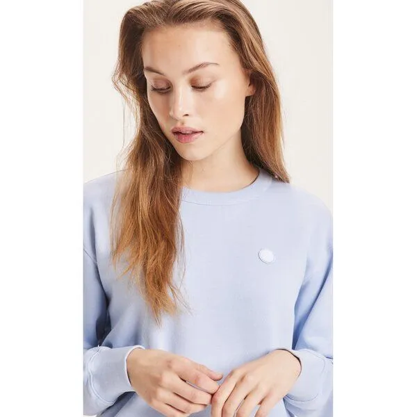 KnowledgeCotton Apparel KnowledgeCotton Apparel Sweatshirt - DAPHNE basic badge sweat - aus Bio-Baumwolle, Blau ( chambray blue), – Produktbild 3 von 3