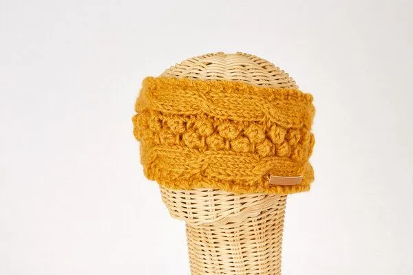 short'n'pietz short'n'pietz Schurwollstirnband mit Zopf- und Kugelmuster, handgestrickt, Senf, – Produktbild 1 von 1