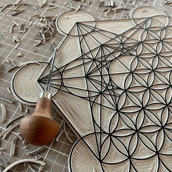 Veskor Cassiopeia Veskor Cassiopeia METAFLOWER Heilige Geometrie Linoldruck | 35 × 35 cm | Gold auf Naturweiß – Produktbild 3 von 4