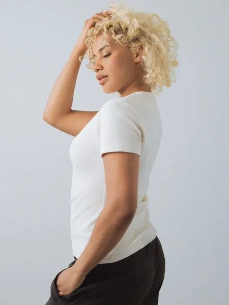 Honest Basics Honest Basics Damen Geripptes Slim Fit T-Shirt aus Bio- und recycelter Baumwolle, Tofu, – Produktbild 3 von 4
