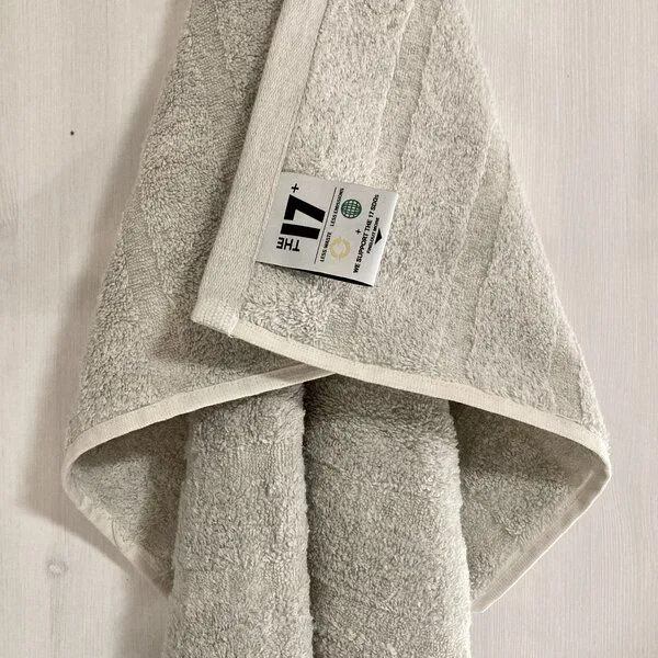 mio eco mio eco Hochwertiges Freizeit Handtuch aus Retoure-Handtüchern zero waste | mit Stick limited "all we have is now" – Produktbild 3 von 4