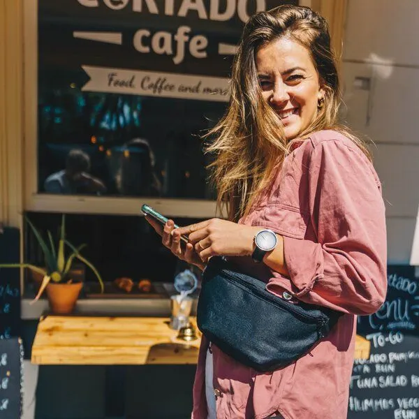 Good To Give Good To Give Bauchtasche Damen & Herren aus recyceltem Plastik | vegane Umhängetasche, Schwarz, – Produktbild 3 von 4