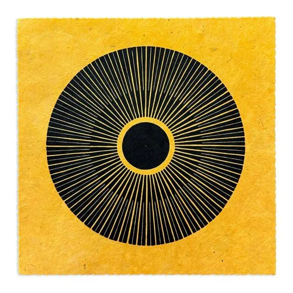 Veskor Cassiopeia Veskor Cassiopeia CENTRAL SUN Sonnen Linoldruck | 22 × 22 cm | Schwarz auf Ringelblumengelb – Produktbild 1 von 4
