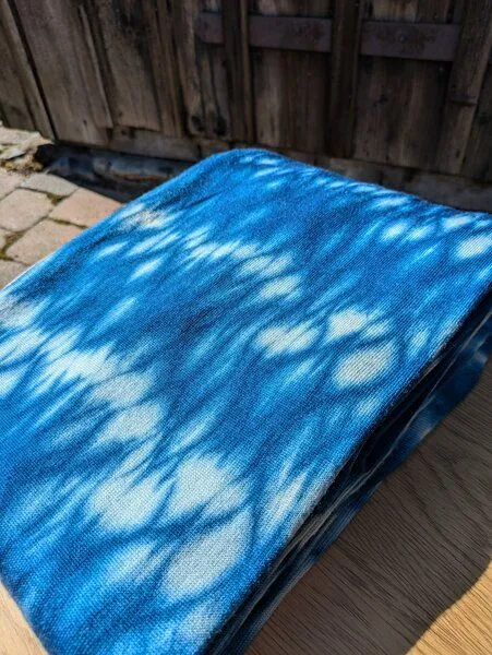 Wooliie Wooliie Handgefertigte Babydecke aus 100 % Merinowolle – pflanzlich gefärbt, Indigo rain (blau), – Produktbild 3 von 3