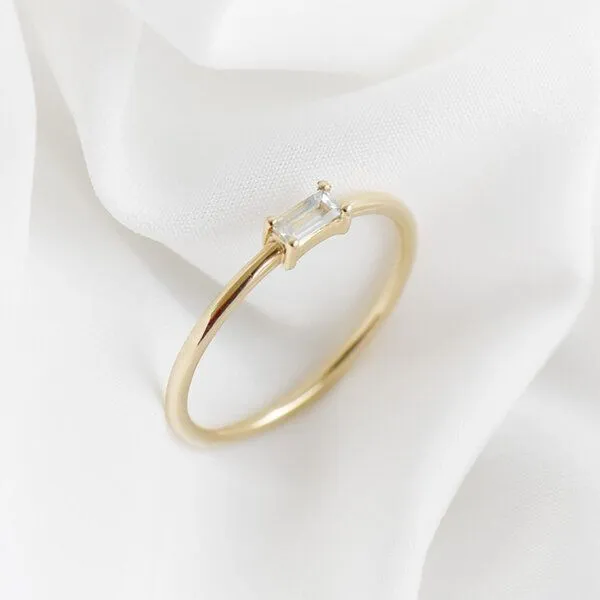 Eppi Eppi Minimalistischer Ring mit Aquamarin Koos, Weiss, – Produktbild 1 von 4