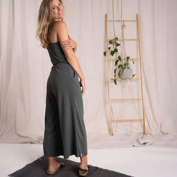 Vresh Clothing Vresh Clothing Velicity - Jumpsuit mit TENCEL (TM) Lyocell, Tannengrün, – Produktbild 4 von 4
