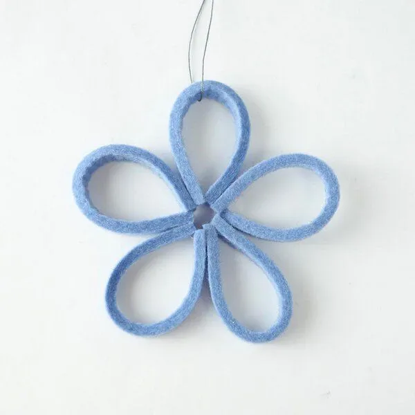 matilda k. manufaktur matilda k. manufaktur minimalistische zarte Filzblüten 'flora' – zeitlose Dekoration in vielen wunderschönen Farben, Hellblau, – Produktbild 1 von 4