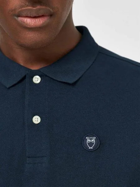 KnowledgeCotton Apparel KnowledgeCotton Apparel Polo T-Shirt - Basic Badge - aus Bio-Baumwolle, Total eclipse (blau), – Produktbild 2 von 3