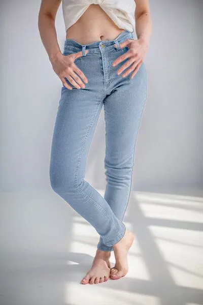 KOKOworld KOKOworld Jeans Mona hellblau – zeitloser klassischer Schnitt – nachhaltiger Denim aus verantwortungsvoller Baumwolle – Fair Fashion aus Polen, Sky blue, – Produktbild 1 von 4