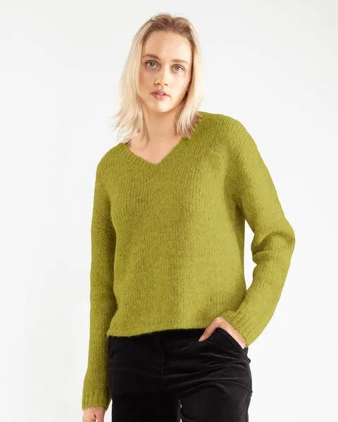 Alma & Lovis Alma & Lovis Pullover mit V-Ausschnitt aus Suri-Alpaka | Suri V-Neck Pullover, Grün, – Produktbild 1 von 2