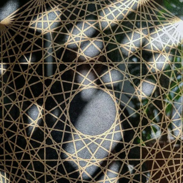 Veskor Cassiopeia Veskor Cassiopeia 8-ORTHOPLEX OCTACROSS Heilige Geometrie Linoldruck | 40 x 40 cm | Gold auf Schwarz – Produktbild 2 von 4