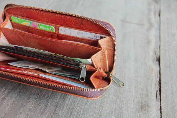 BY COPALA BY COPALA Portemonnaie aus recycelten Blättern / Nachhaltige vegane Brieftasche in orange - braun – Produktbild 3 von 7