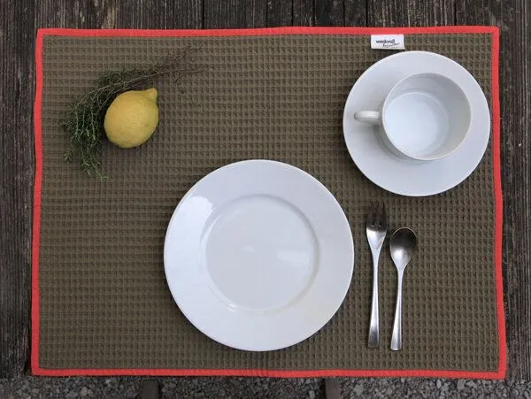 werkvoll by Lena Peter werkvoll by Lena Peter Tischset WAFFEL, Khaki mit orangem rand, – Produktbild 3 von 4