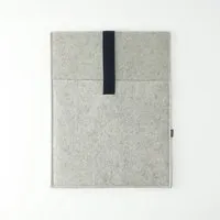 matilda k manufaktur matilda k. manufaktur Minimalistische Laptophülle aus Wollfilz 'max' mit Einsteckfach | für MacBook |Air| Pro 13|14|15|16 Zoll, Hellgrau-schwarz, – Produktbild 1 von 1
