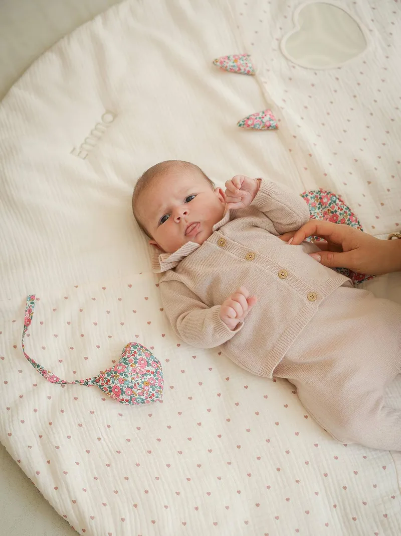 Envie De Fraise Runde Baby Activity-Decke aus Musselin mit Liberty-Stoffdetails ENVIE DE FRAISE hell, Hellrosa, – Produktbild 1 von 3