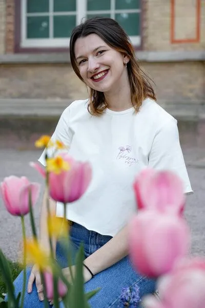 Vivien Joy Vivien Joy Florales Crop-Shirt mit Rückenausschnitt - Blossom Out T-Shirt, Weiß-flieder, – Produktbild 1 von 4