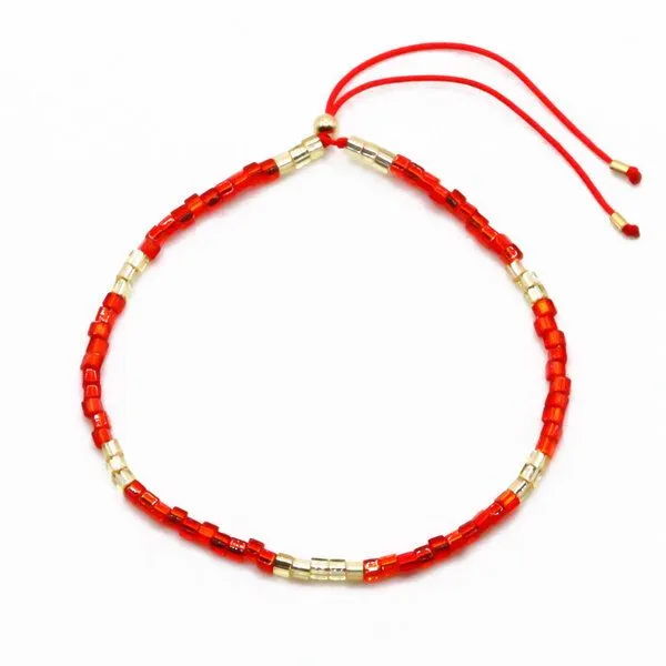 juni juni Rotes Perlenarmband "Soho" aus Würfel-Perlen mit verstellbarer Schiebeperle aus recyceltem Gold – Produktbild 1 von 2