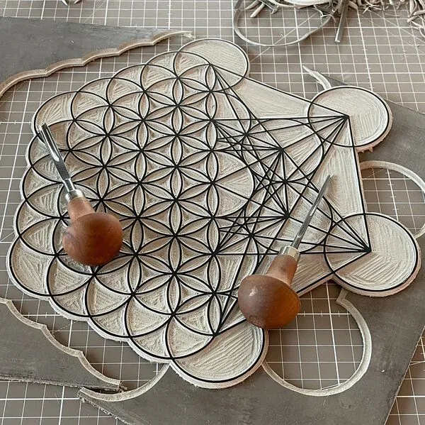 Veskor Cassiopeia Veskor Cassiopeia METAFLOWER Heilige Geometrie Linoldruck | 35 × 35 cm | Gold auf Naturweiß – Produktbild 4 von 4