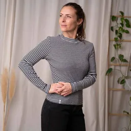 Vresh Clothing Vresh Clothing Viyola - Turtle Neck Longsleeve aus Biobaumwolle, Gestreift S/W – Produktbild 1 von 1