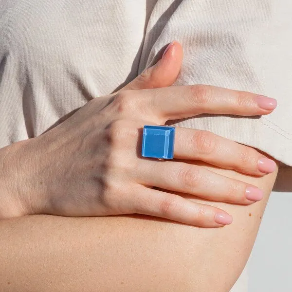 ALEXASCHA ALEXASCHA Geometrischer Statement Ring aus Glas PUREFORM, Azurblau, – Produktbild 2 von 4