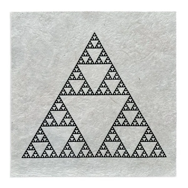 Veskor Cassiopeia Veskor Cassiopeia SIERPINSKI DREIECK Heilige Geometrie Linoldruck | 40 x 40 cm | Schwarz auf Naturweiß – Produktbild 1 von 4