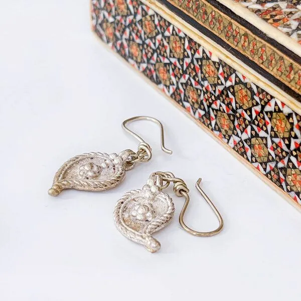 KIKOONI KIKOONI Dokra Ohrringe "Teardrops", Silber, – Produktbild 4 von 4