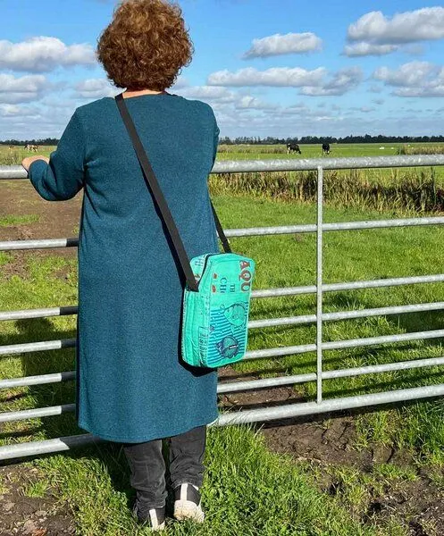 MoreThanHip MoreThanHip Unisex Umhängetasche aus recycelten Zement- oder Tierfuttersäcken - Kosal, Grün - fische, – Produktbild 3 von 4