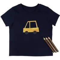 MelaDi Meladi Kinder Baby-Shirt aus Biobaumwolle - Gelbes Auto auf Navy Blau – Produktbild 1 von 1