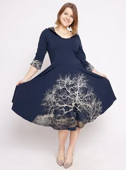 Peaces.bio - handbedruckte Biomode Peaces.bio - handbedruckte Biomode Tanzkleid Zauberlandschaft in Nachtblau – Produktbild 1 von 1