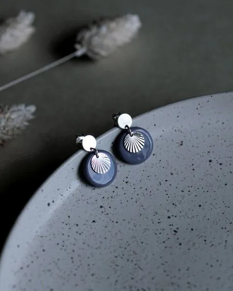 lille mus lille mus Ohrstecker 'Sonnenplättchen' aus Porzellan und 925 Silber, Lila, – Produktbild 5 von 6