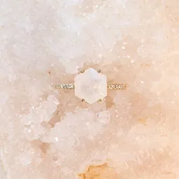 Eppi Eppi Verlobungsring mit Mondstein in Hexagon-Form und Diamanten Carrie – Produktbild 1 von 1