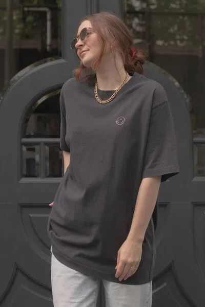 LITSCHI DESIGNS LITSCHI DESIGNS RELAXED 'CLAP FOR YOURSELF' SHIRT, Schwarz, – Produktbild 1 von 3