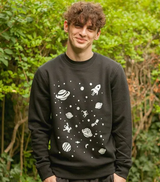 päfjes päfjes Weltall mit Katze & Astronaut - Fair Wear Unisex Sweater - Schwarz – Produktbild 3 von 4