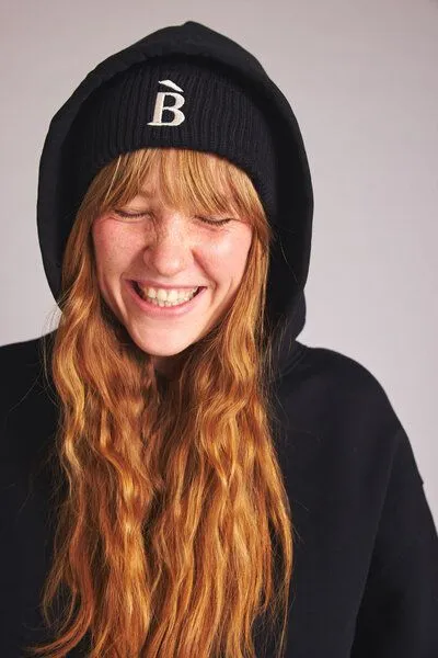 Baìge the Label Baìge the Label Beanie mit B-Stick, Schwarz, – Produktbild 3 von 4